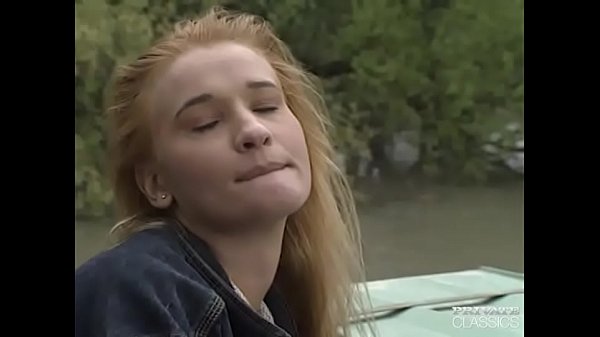 Dos chicas vintage folladas en un barco